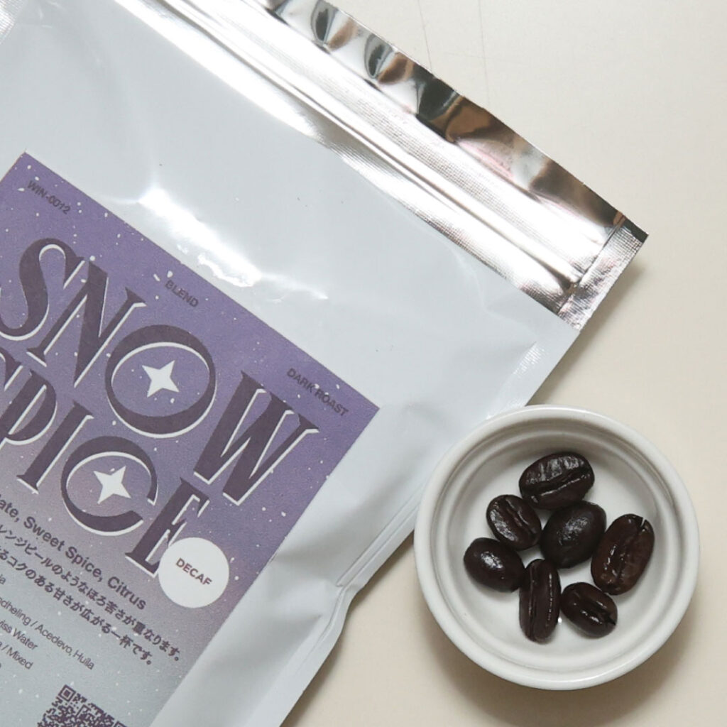 SNOW-SPICE-デカフェのパッケージとコーヒー豆